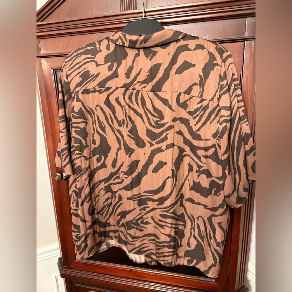 Rachel Zoe short sleeve button up animal print top - Picture 2 of 2